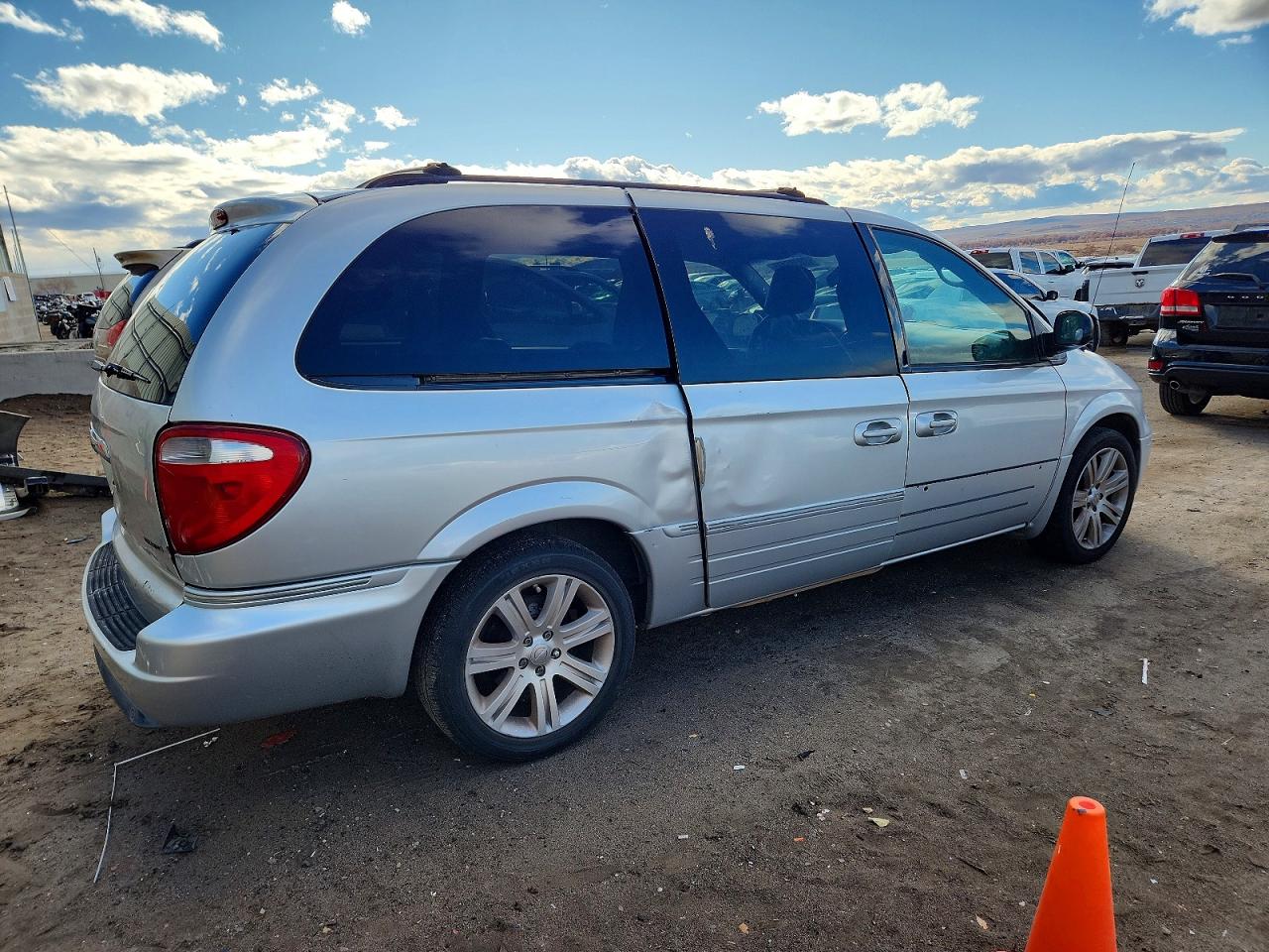 2006 CHRYSLER TOWN & COUNTRY TOURING photo 3