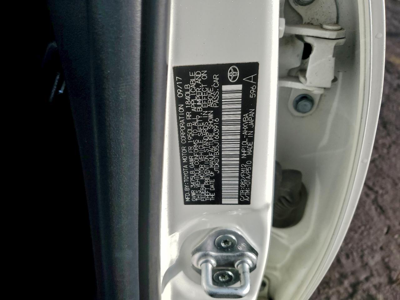2018 TOYOTA PRIUS C photo 12