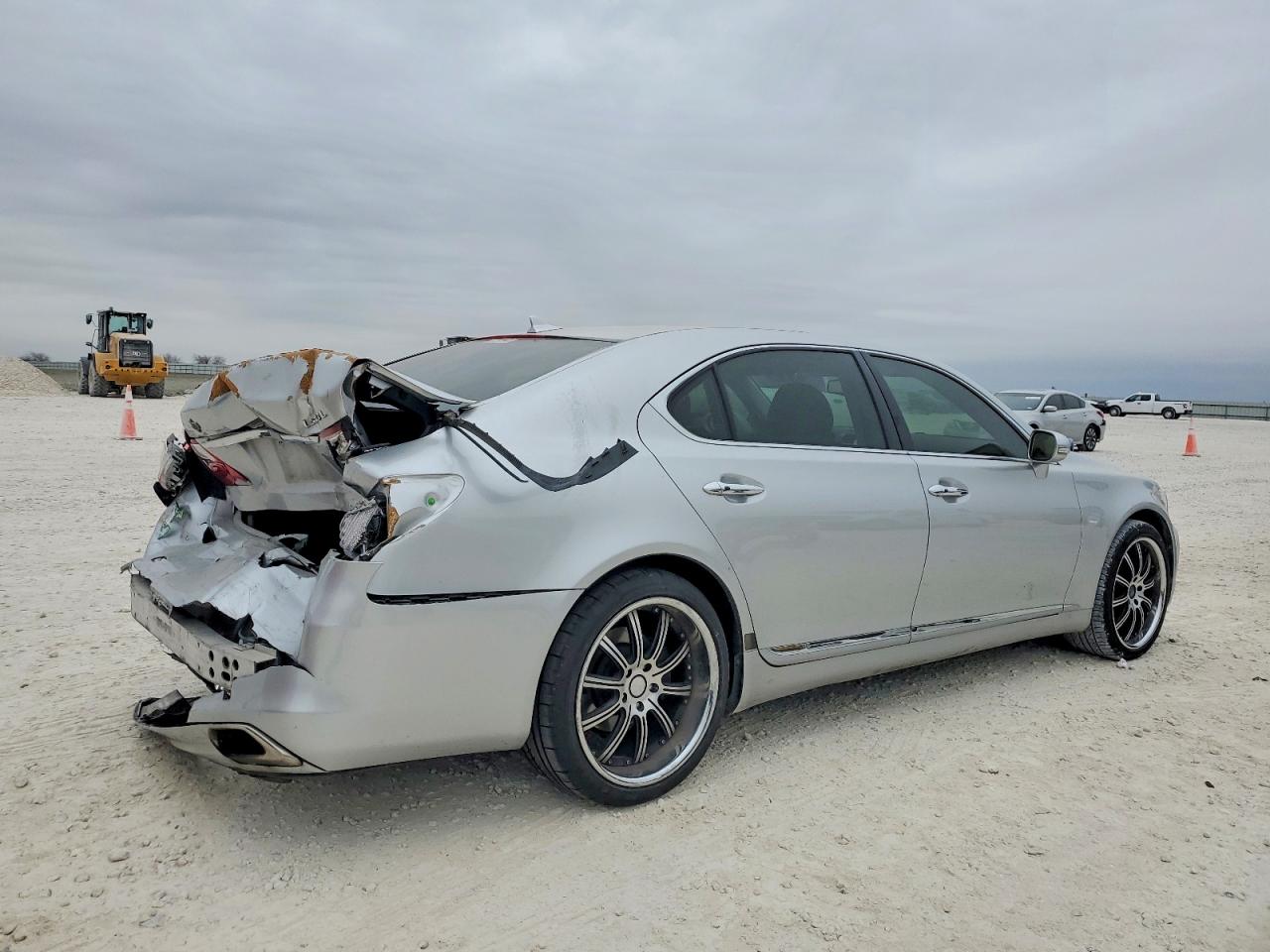 2012 LEXUS LS 460L photo 3