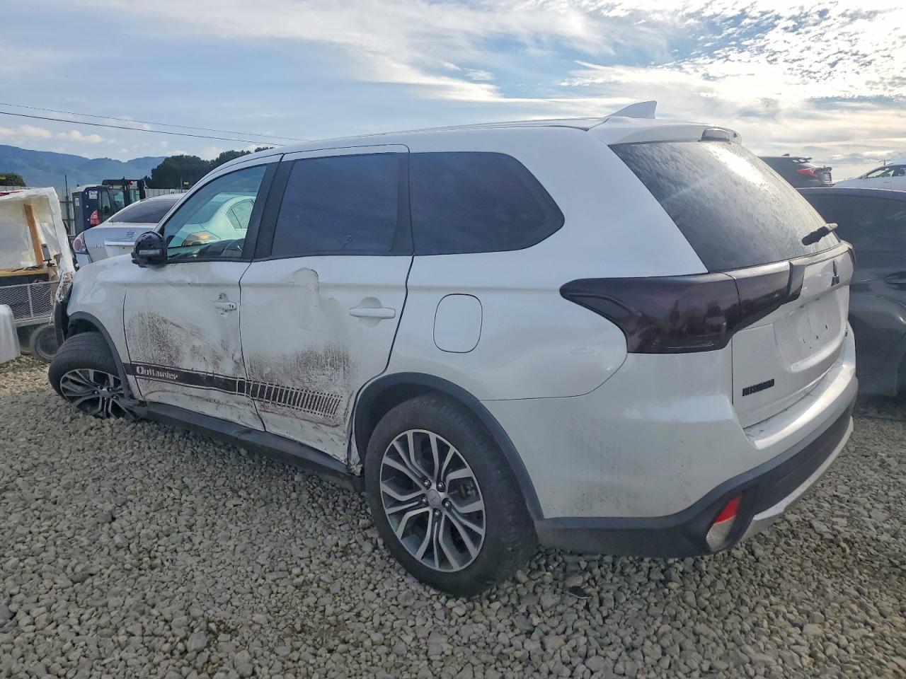 2018 MITSUBISHI OUTLANDER SE photo 2