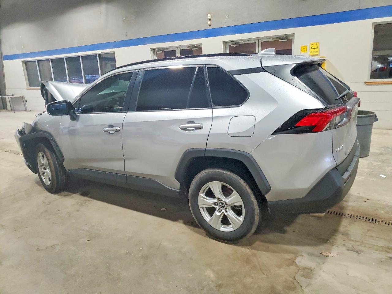 2019 TOYOTA RAV4 XLE photo 2