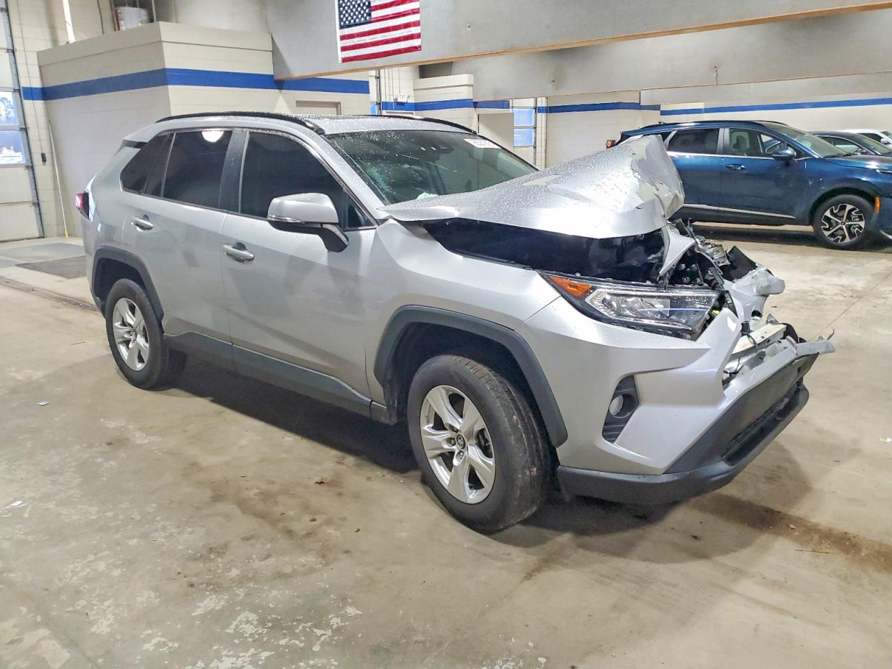 2019 TOYOTA RAV4 XLE photo 4