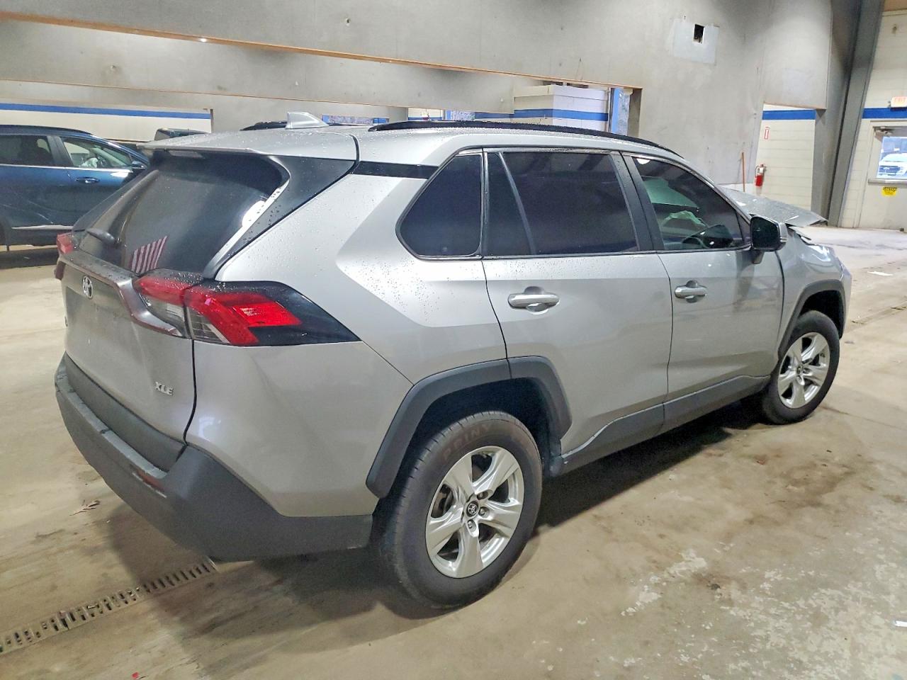 2019 TOYOTA RAV4 XLE photo 3