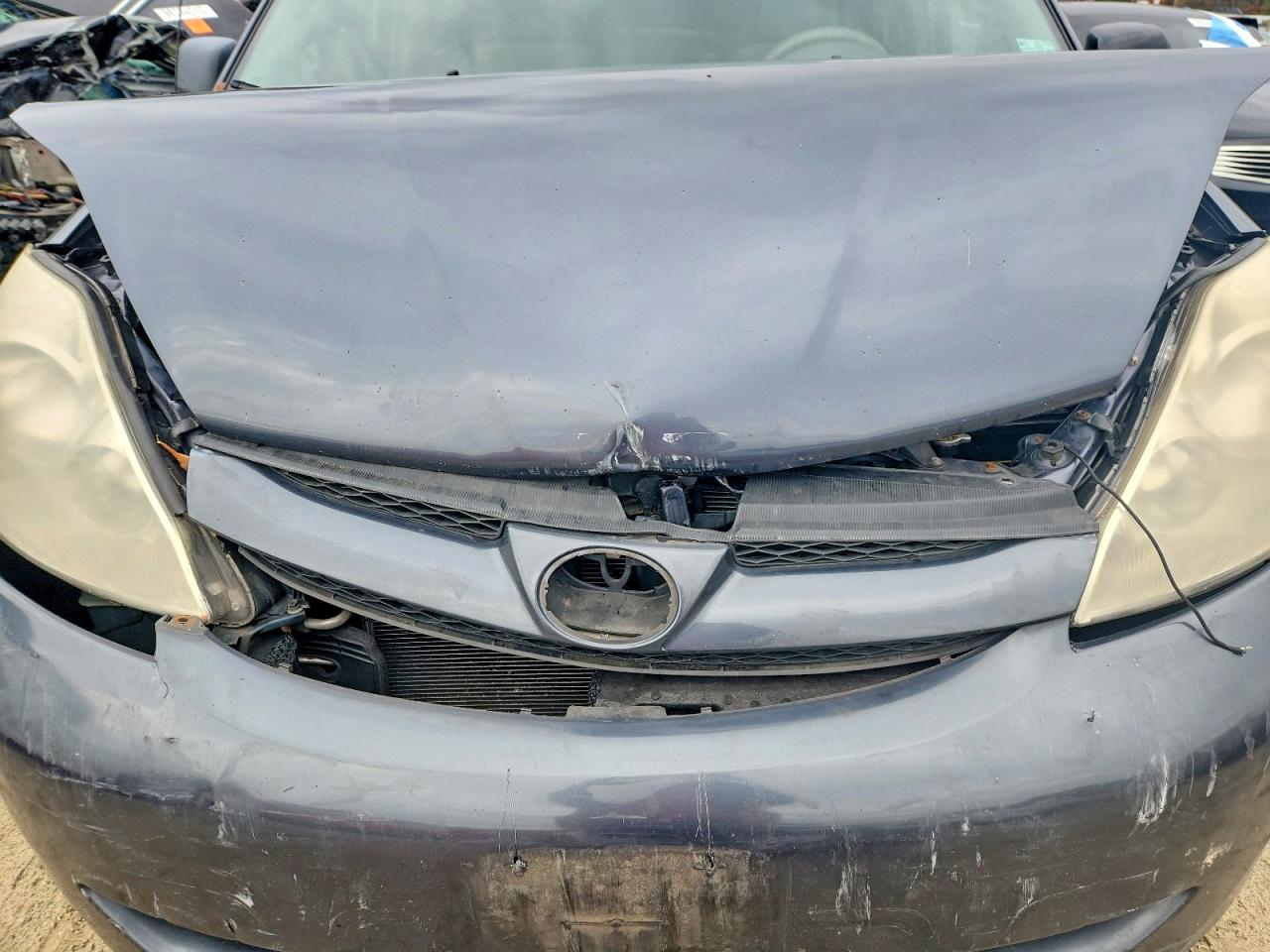 2009 TOYOTA SIENNA CE photo 12