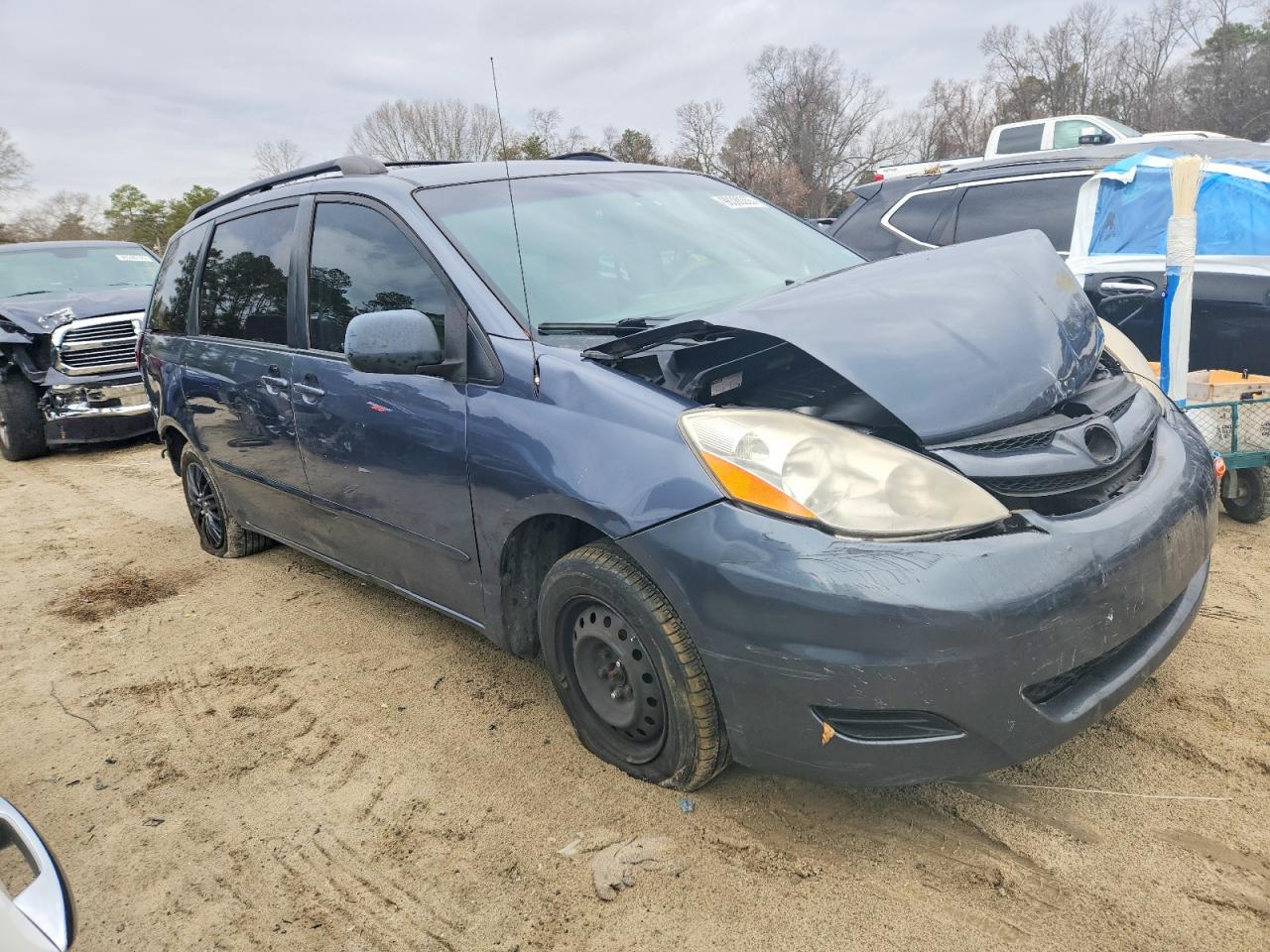 2009 TOYOTA SIENNA CE photo 4