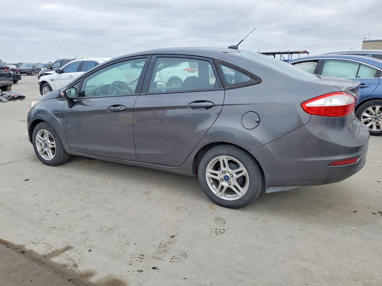 2016 FORD FIESTA SE photo 2