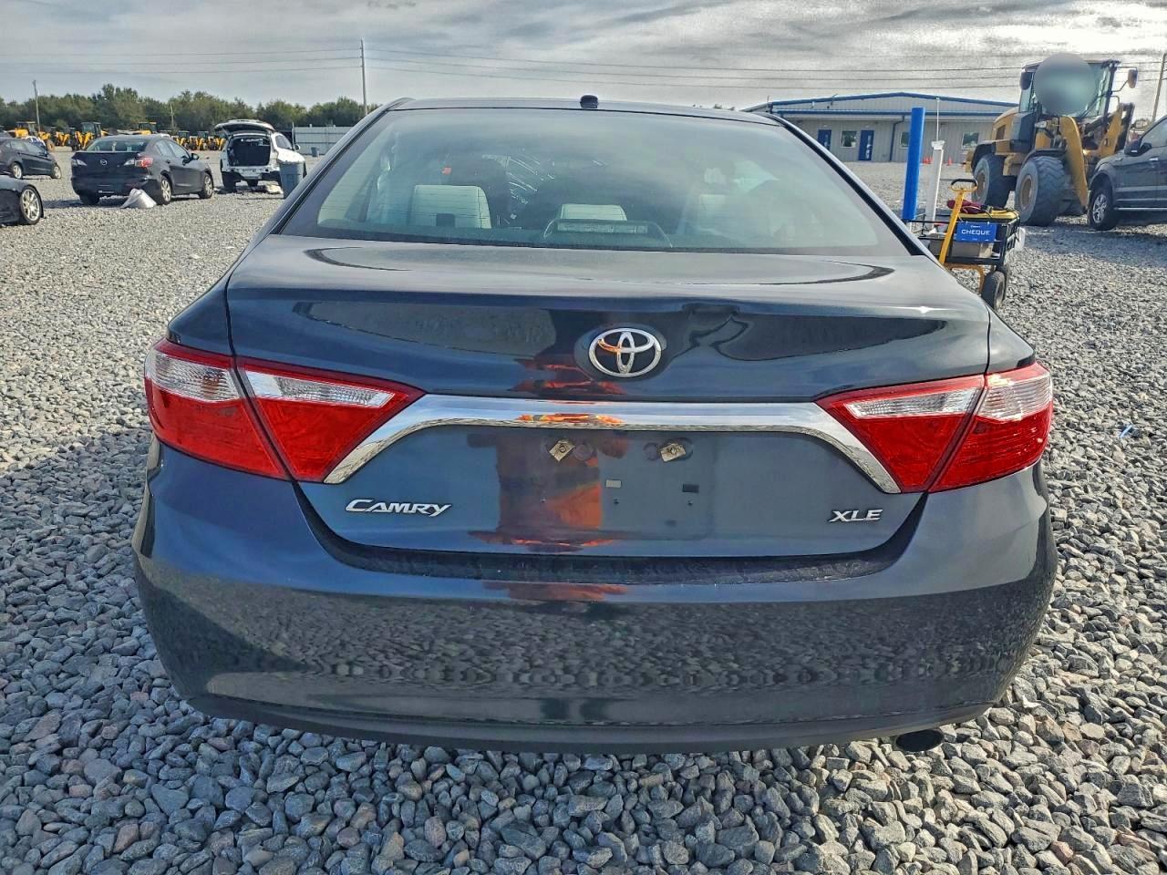 2015 TOYOTA CAMRY LE photo 6