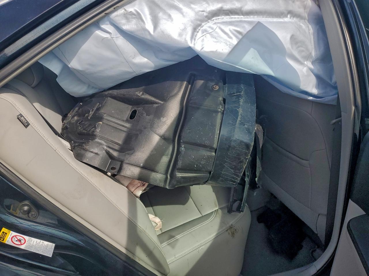 2015 TOYOTA CAMRY LE photo 10