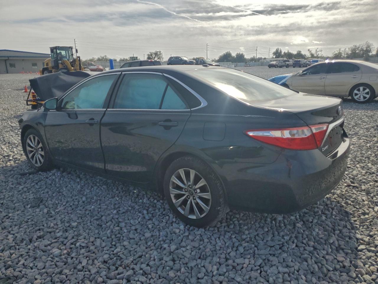 2015 TOYOTA CAMRY LE photo 2