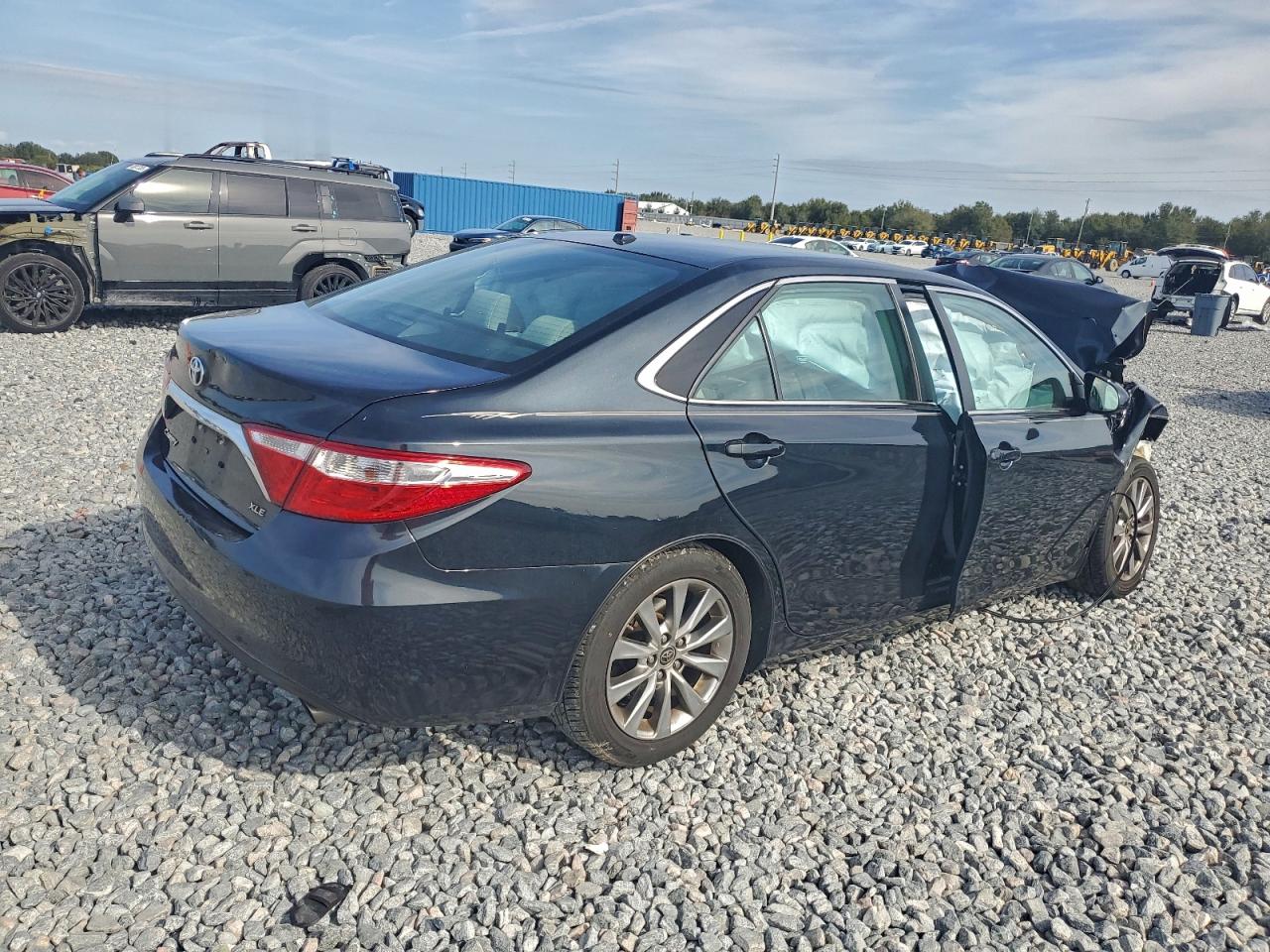 2015 TOYOTA CAMRY LE photo 3