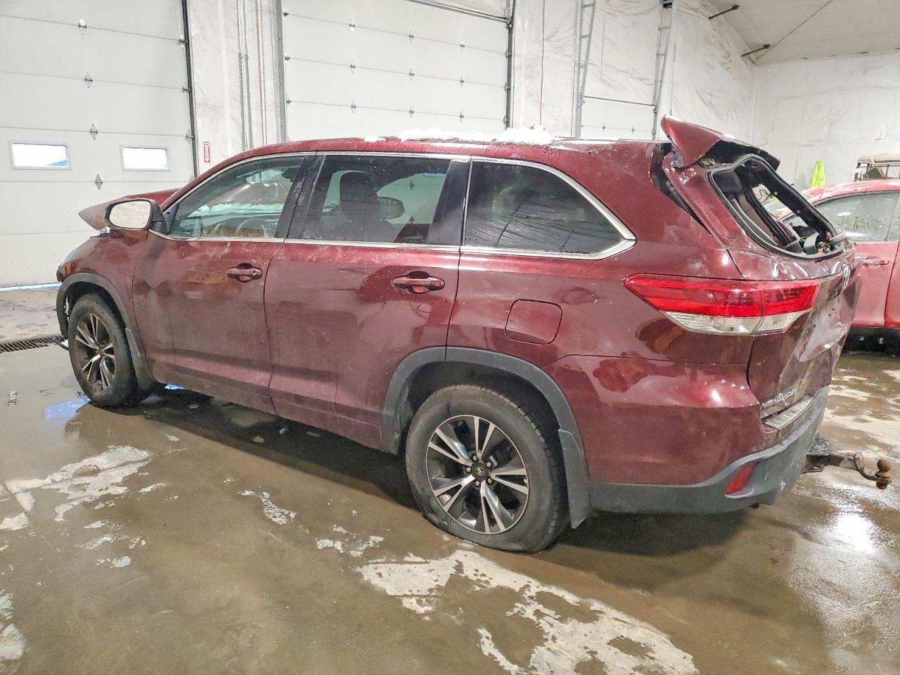 2018 TOYOTA HIGHLANDER LE photo 2