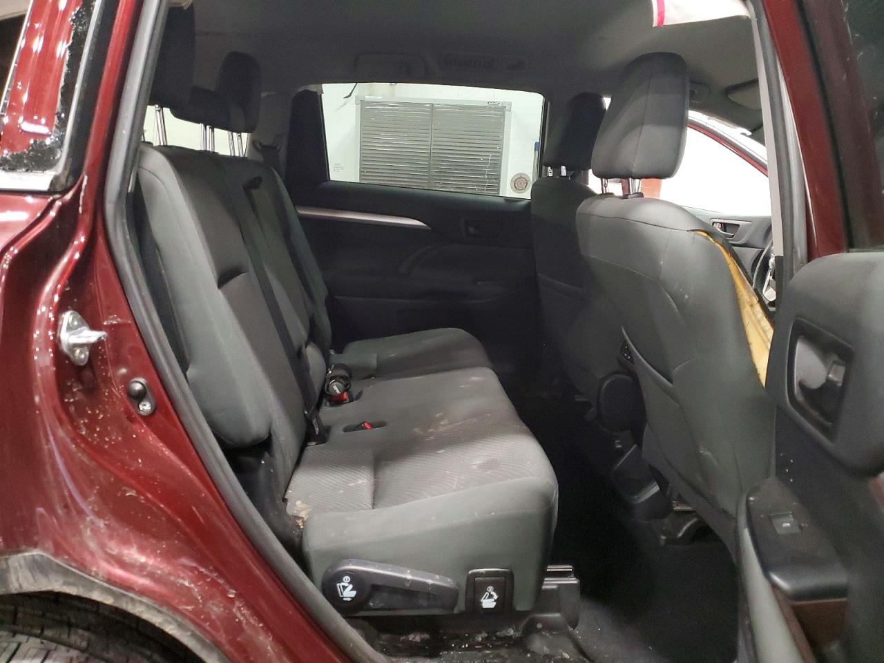 2018 TOYOTA HIGHLANDER LE photo 11