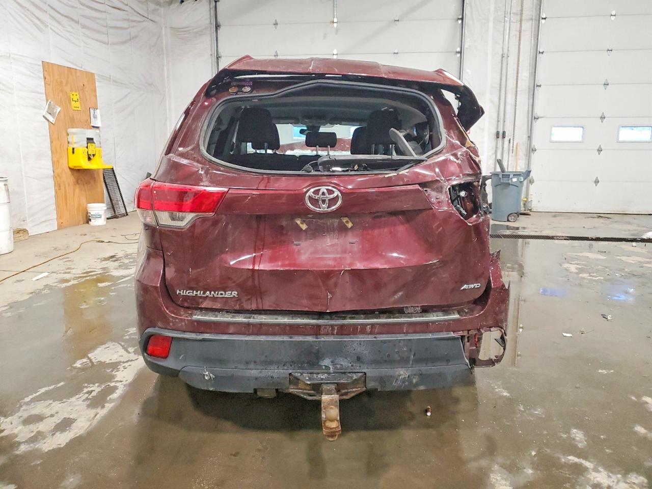 2018 TOYOTA HIGHLANDER LE photo 6