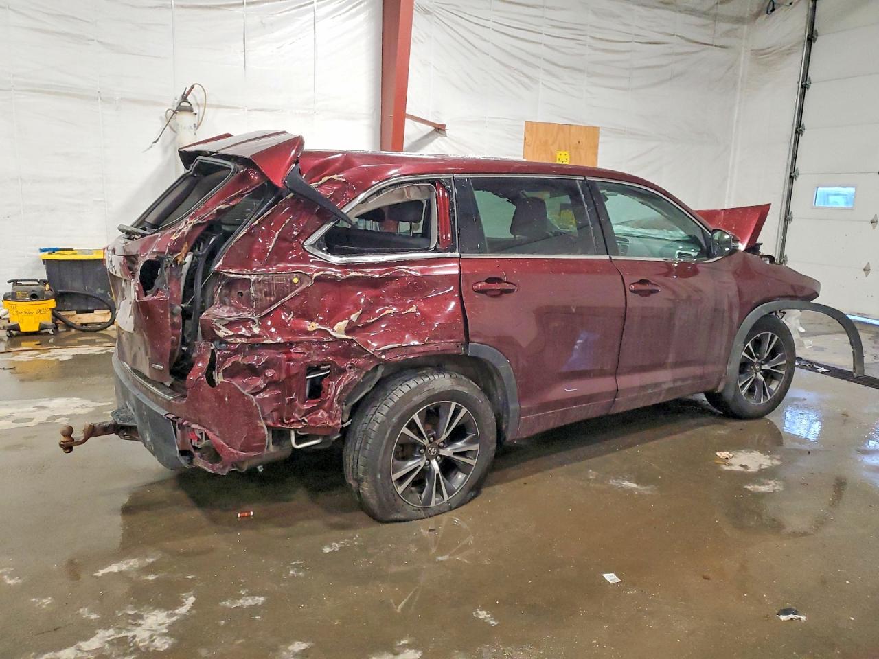 2018 TOYOTA HIGHLANDER LE photo 3