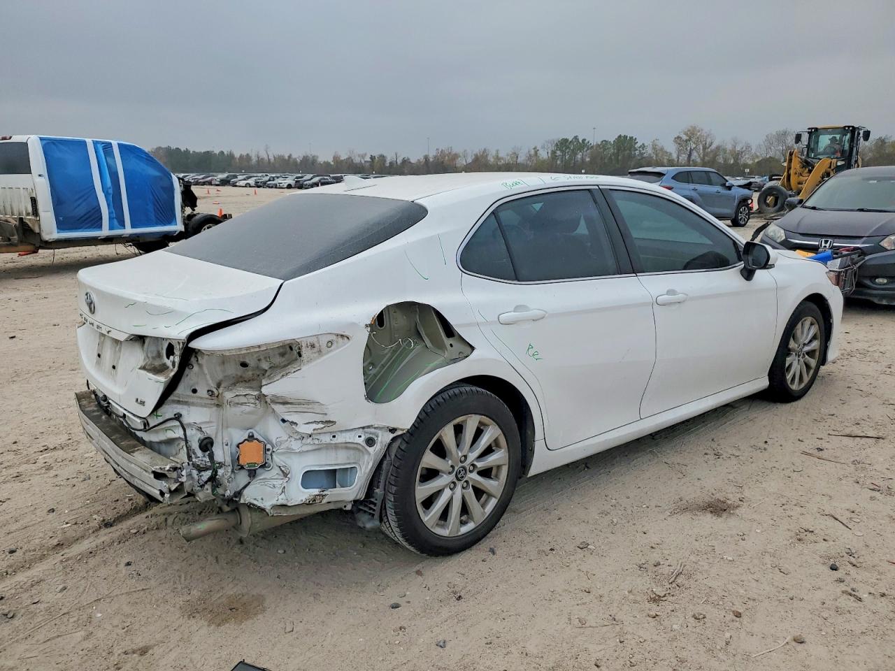 2019 TOYOTA CAMRY L photo 3