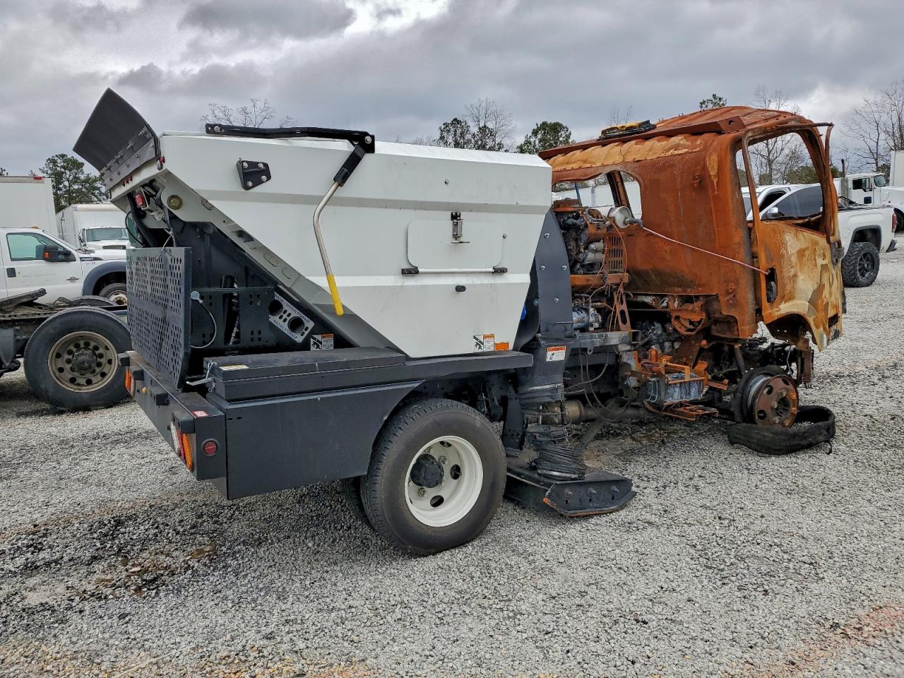 2023 ISUZU NPR SWEEPER TRUCK photo 3