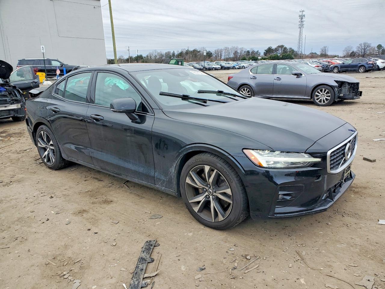 2019 VOLVO S60 T6 R-DESIGN photo 4