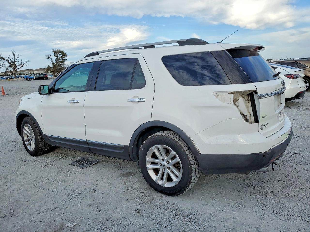 2015 FORD EXPLORER XLT photo 3