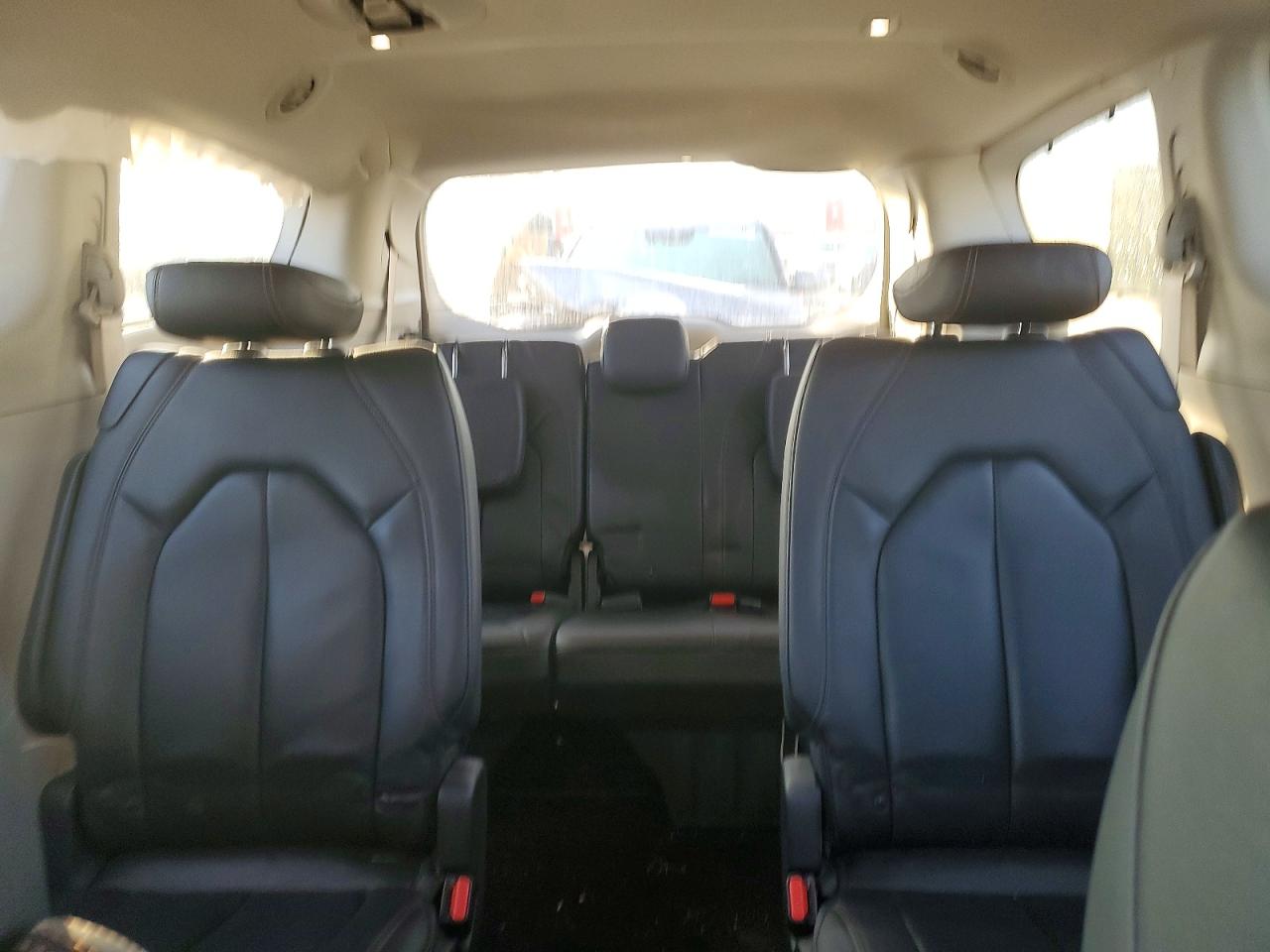 2019 CHRYSLER PACIFICA TOURING L photo 10