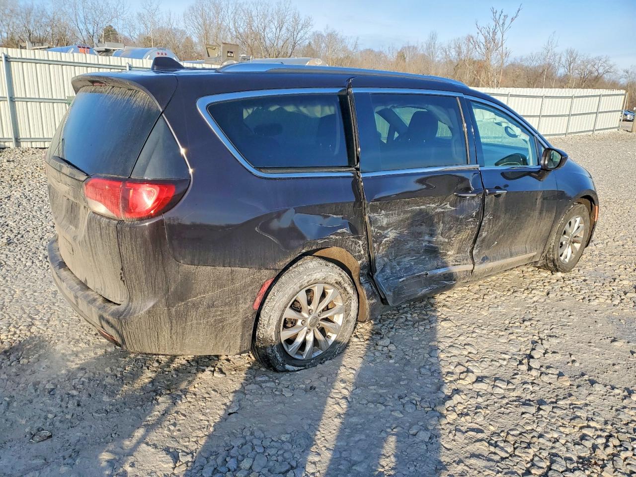 2019 CHRYSLER PACIFICA TOURING L photo 3