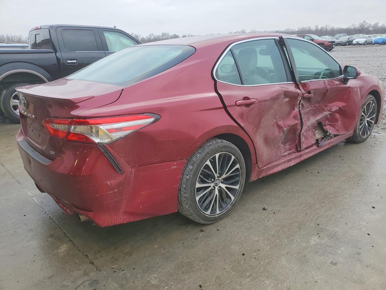 2018 TOYOTA CAMRY L photo 3
