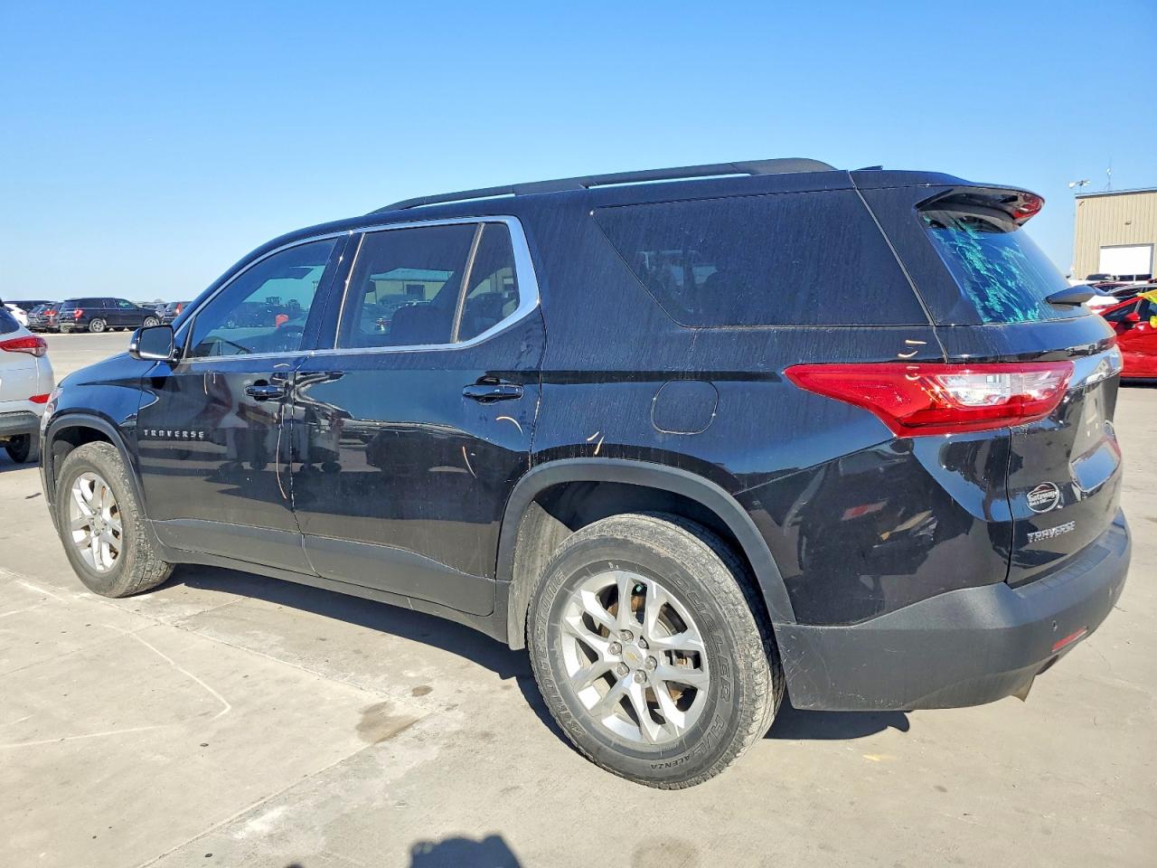 2019 CHEVROLET TRAVERSE LT photo 2
