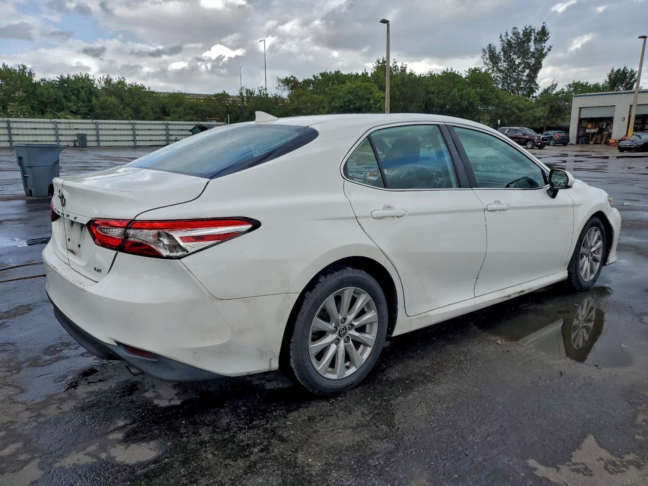 2020 TOYOTA CAMRY LE photo 3