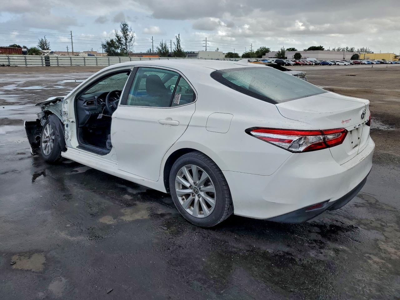 2020 TOYOTA CAMRY LE photo 2