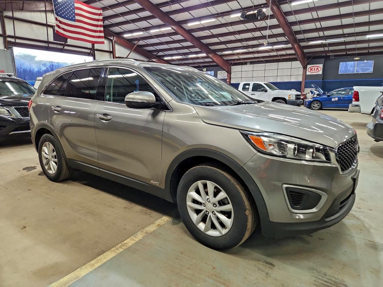2017 KIA SORENTO LX photo 4