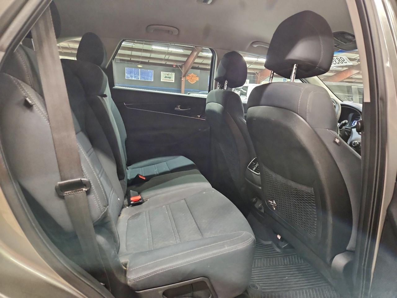 2017 KIA SORENTO LX photo 11