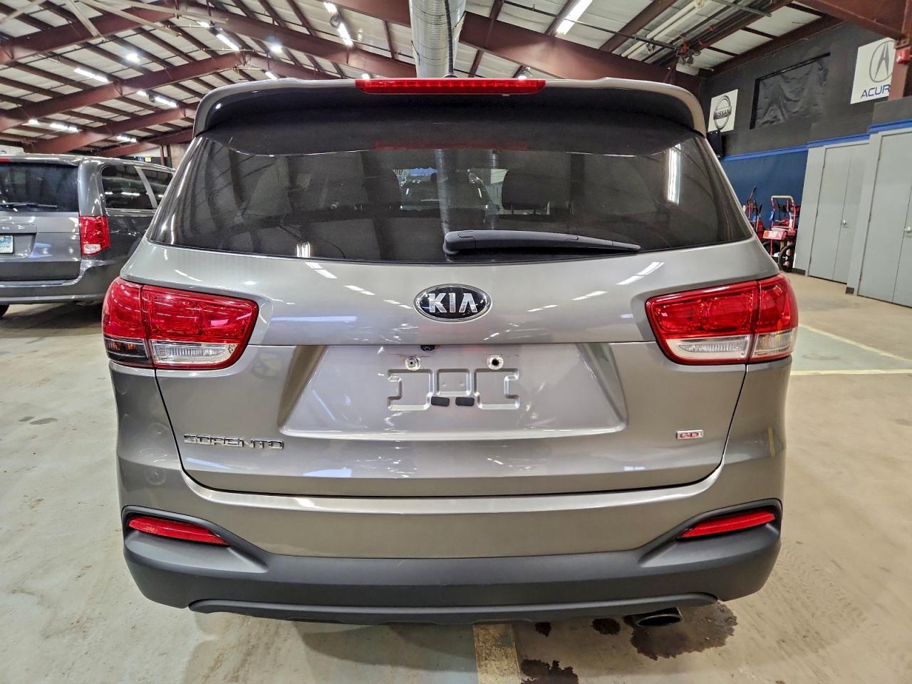 2017 KIA SORENTO LX photo 6
