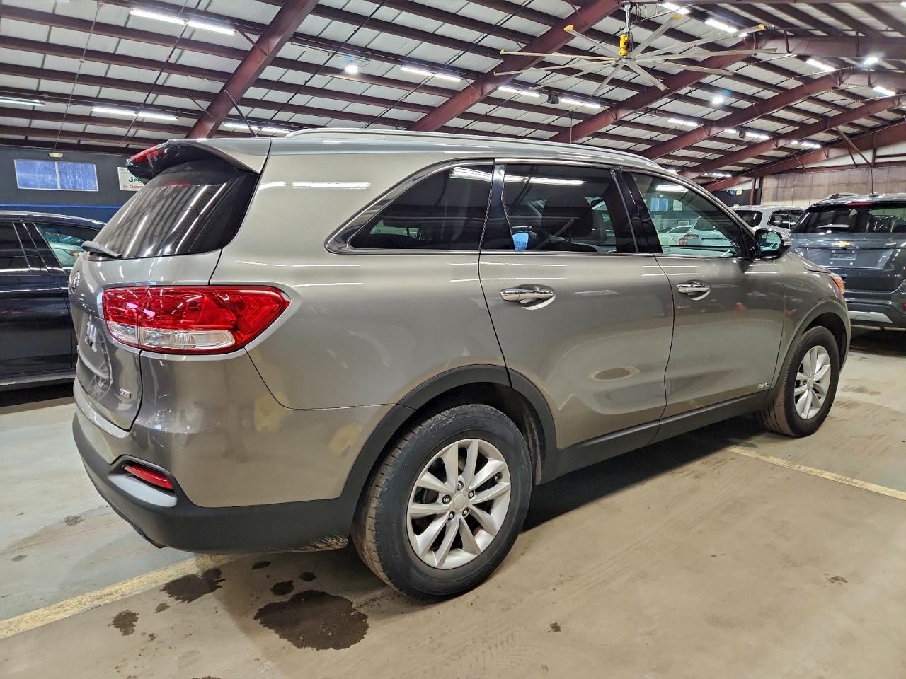2017 KIA SORENTO LX photo 3
