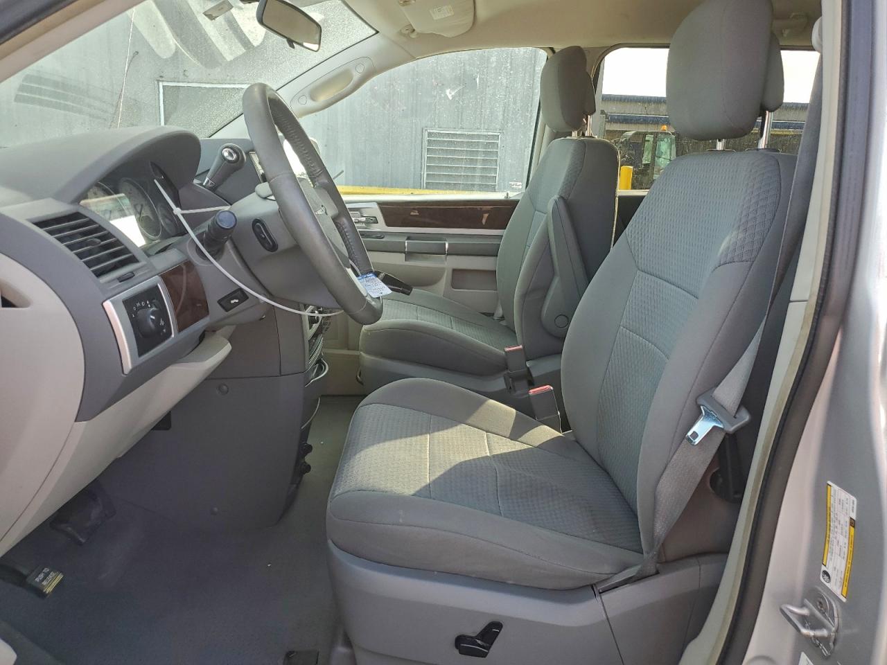 2010 CHRYSLER TOWN & COUNTRY TOURING photo 7