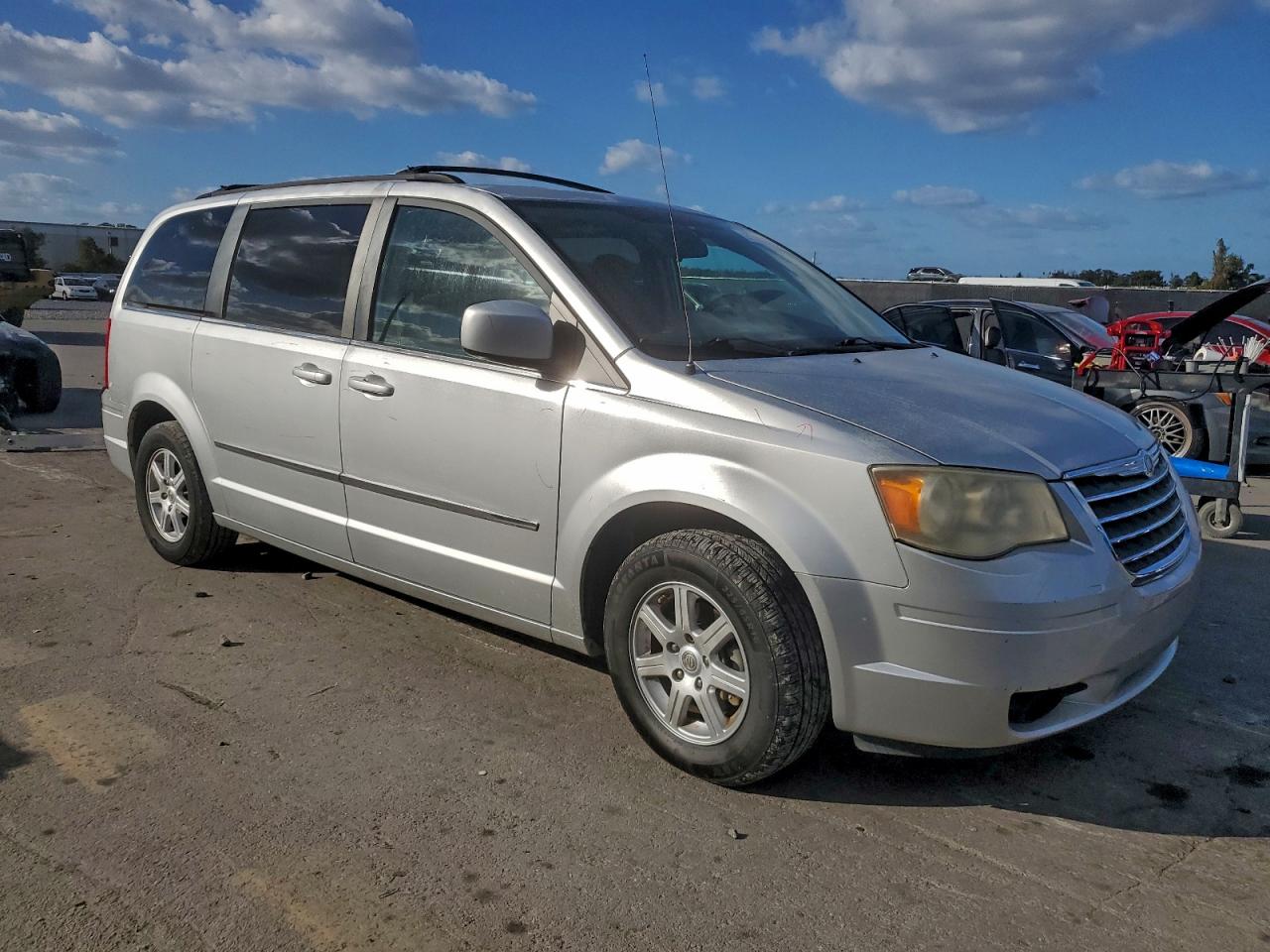 2010 CHRYSLER TOWN & COUNTRY TOURING photo 4