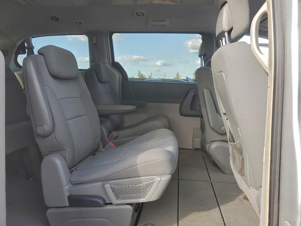 2010 CHRYSLER TOWN & COUNTRY TOURING photo 11