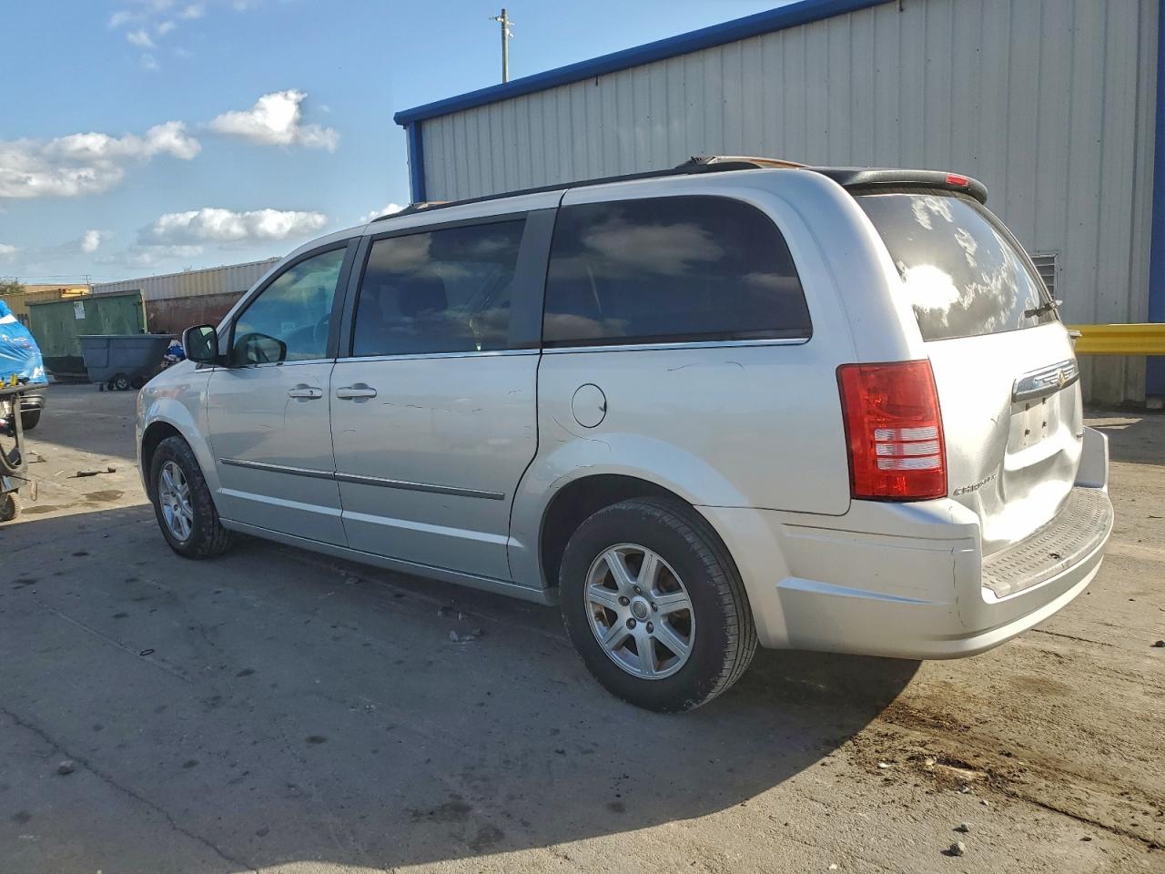 2010 CHRYSLER TOWN & COUNTRY TOURING photo 2