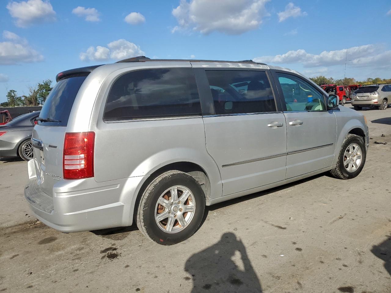 2010 CHRYSLER TOWN & COUNTRY TOURING photo 3