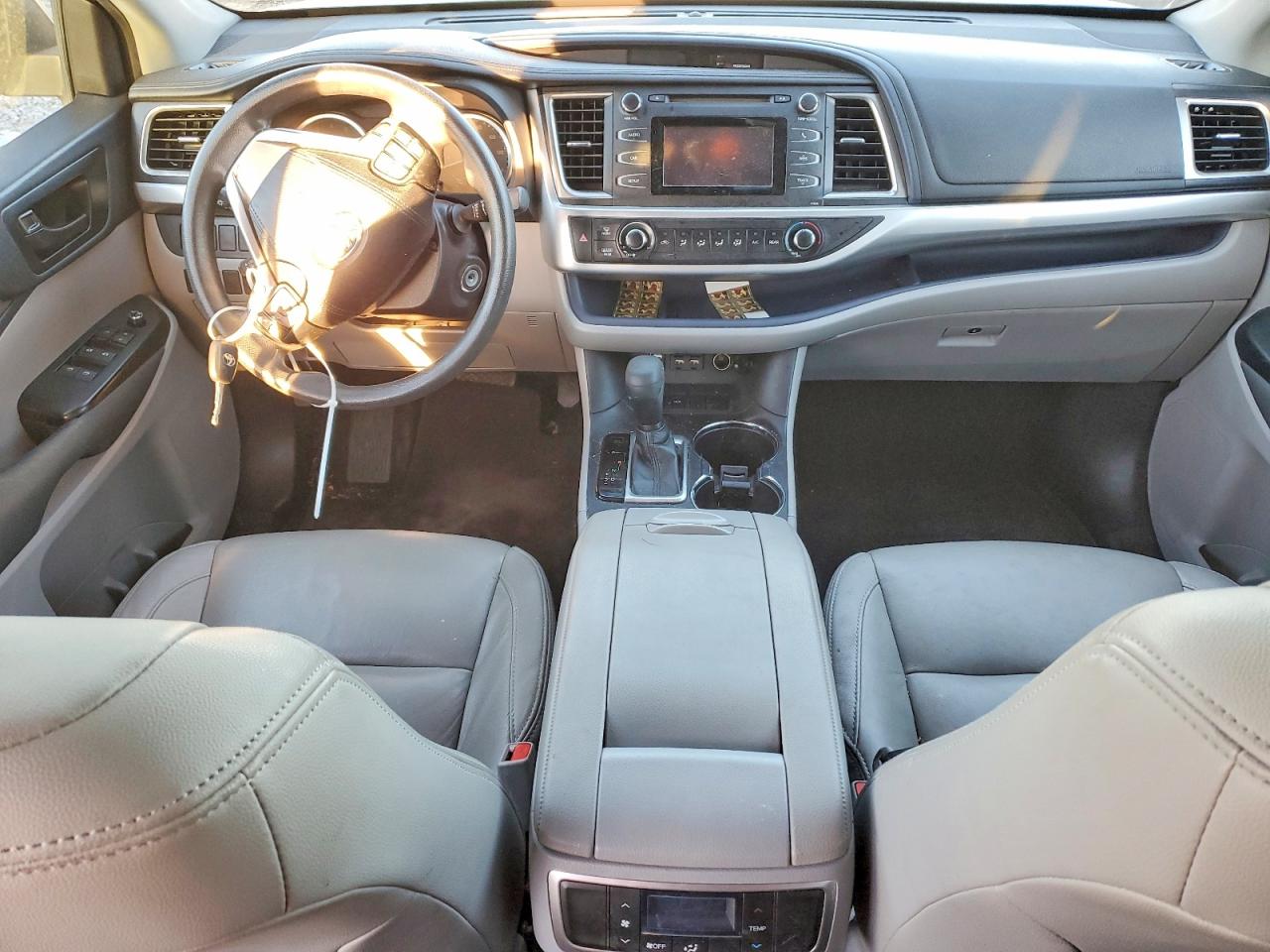 2019 TOYOTA HIGHLANDER LE photo 8