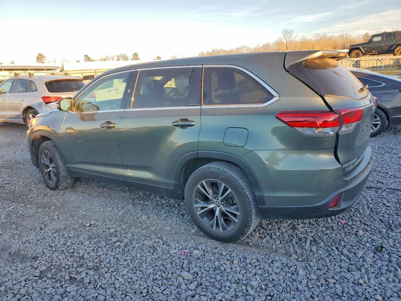 2019 TOYOTA HIGHLANDER LE photo 2