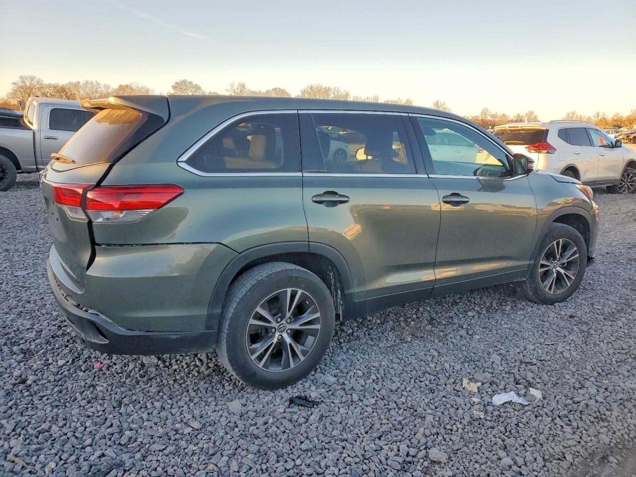 2019 TOYOTA HIGHLANDER LE photo 3