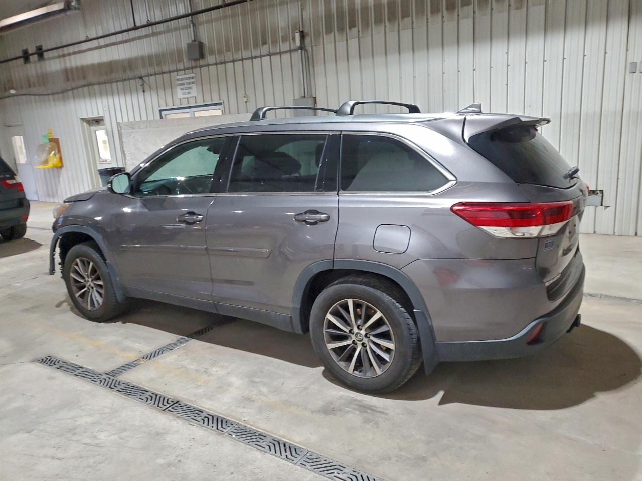 2019 TOYOTA HIGHLANDER SE photo 2