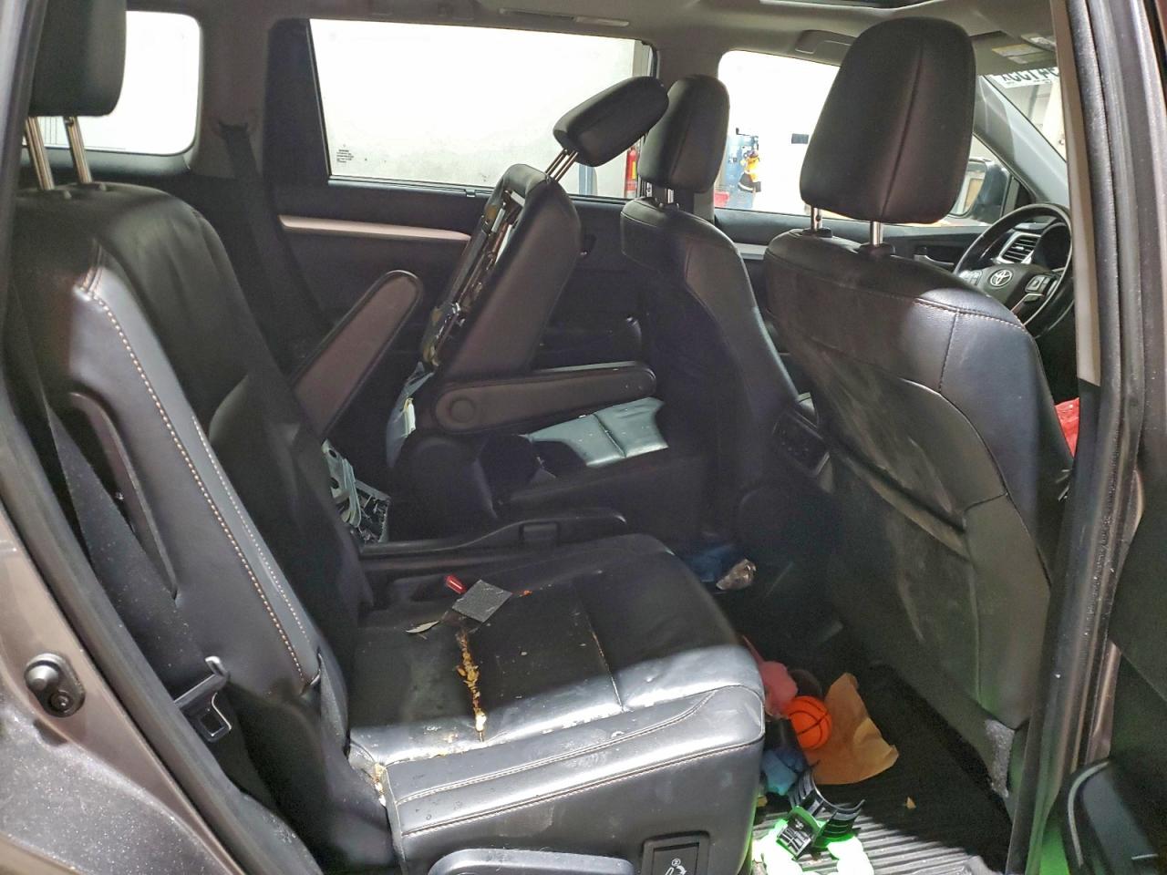 2019 TOYOTA HIGHLANDER SE photo 11