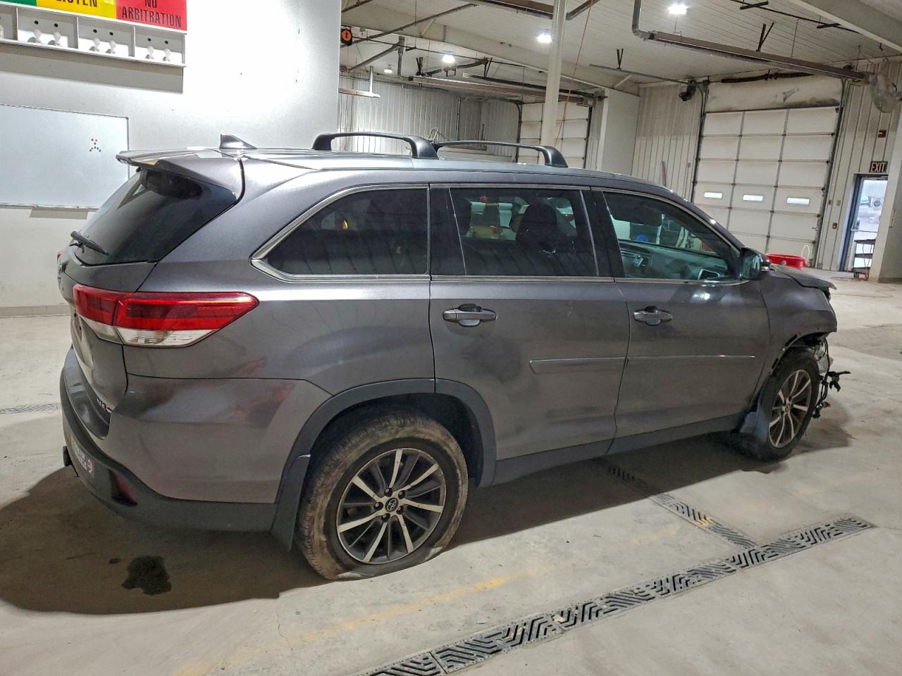 2019 TOYOTA HIGHLANDER SE photo 3
