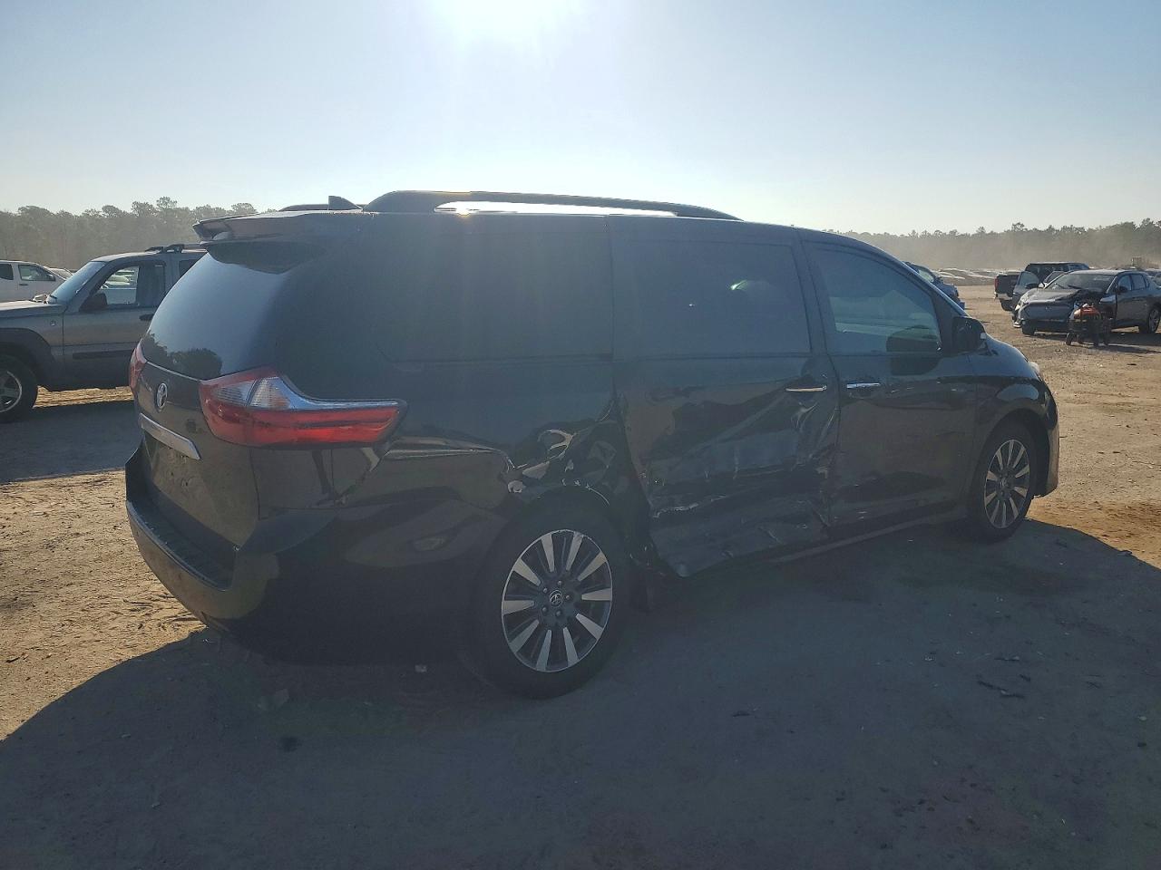 2020 TOYOTA SIENNA photo 3