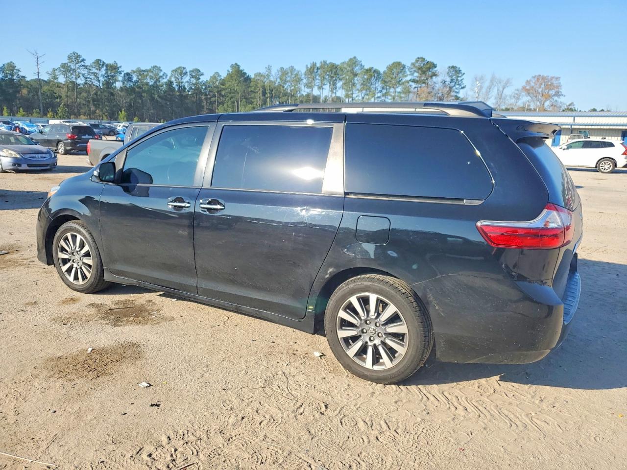 2020 TOYOTA SIENNA photo 2