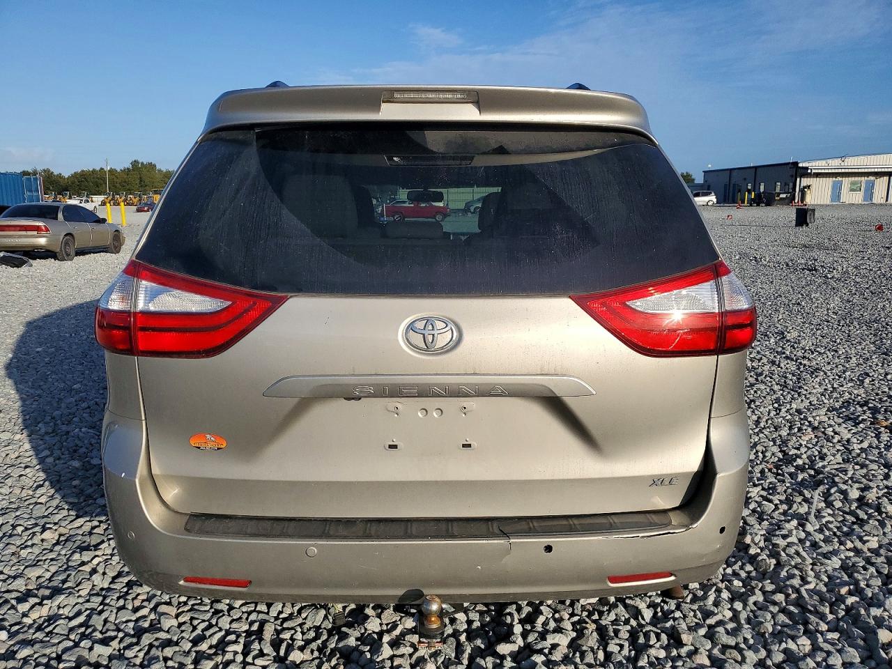 2015 TOYOTA SIENNA XLE photo 6