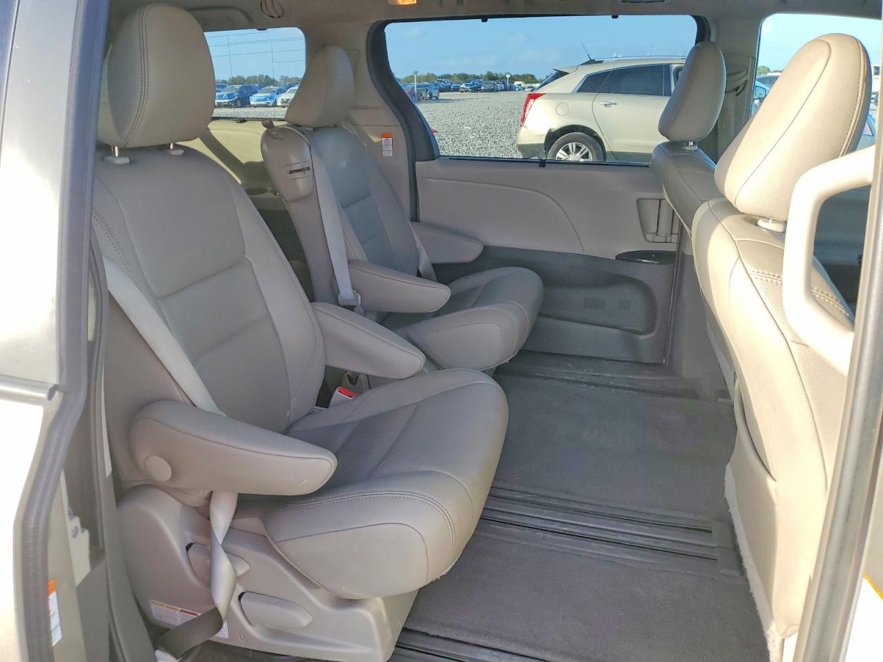 2015 TOYOTA SIENNA XLE photo 11