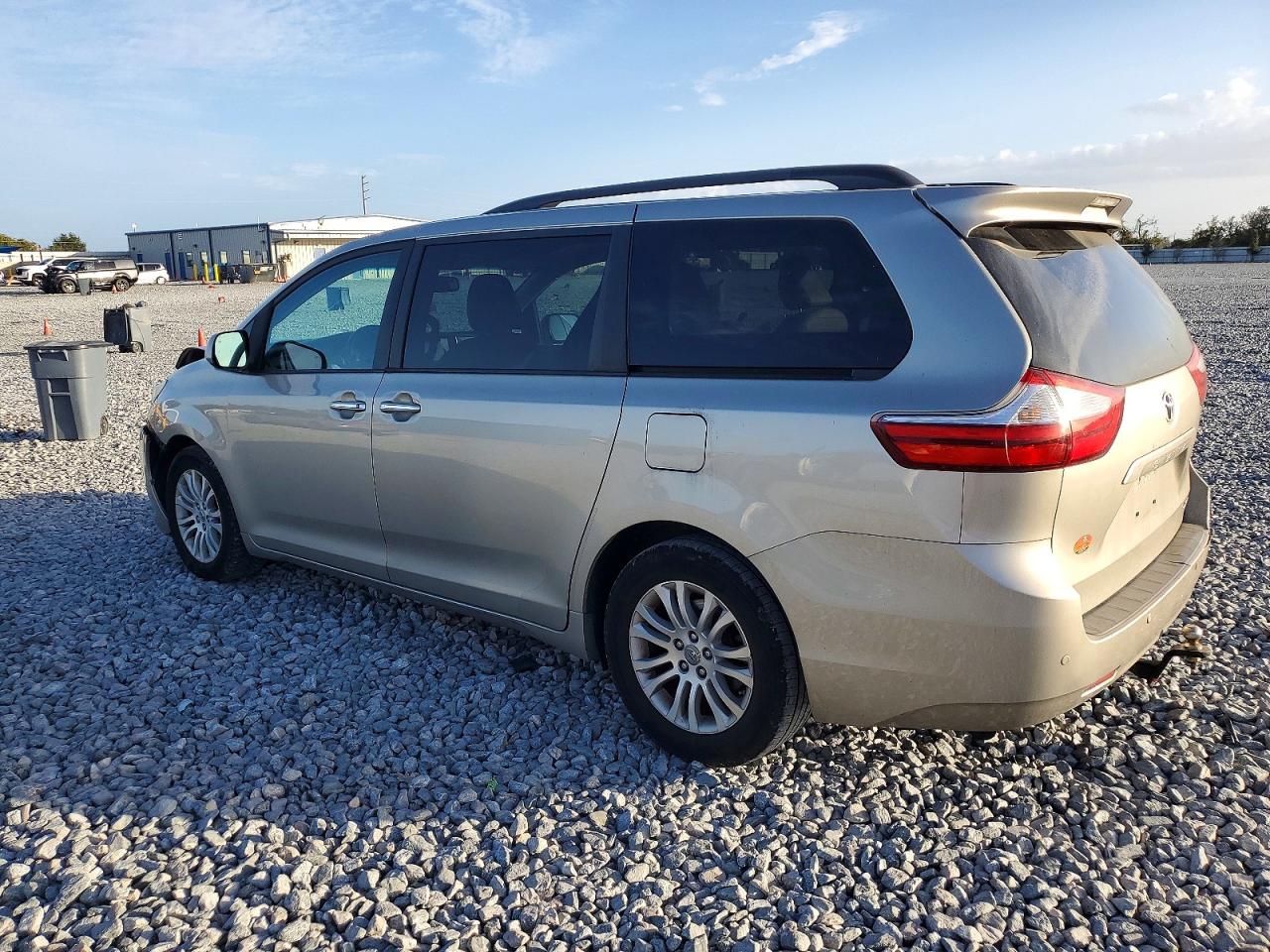 2015 TOYOTA SIENNA XLE photo 2