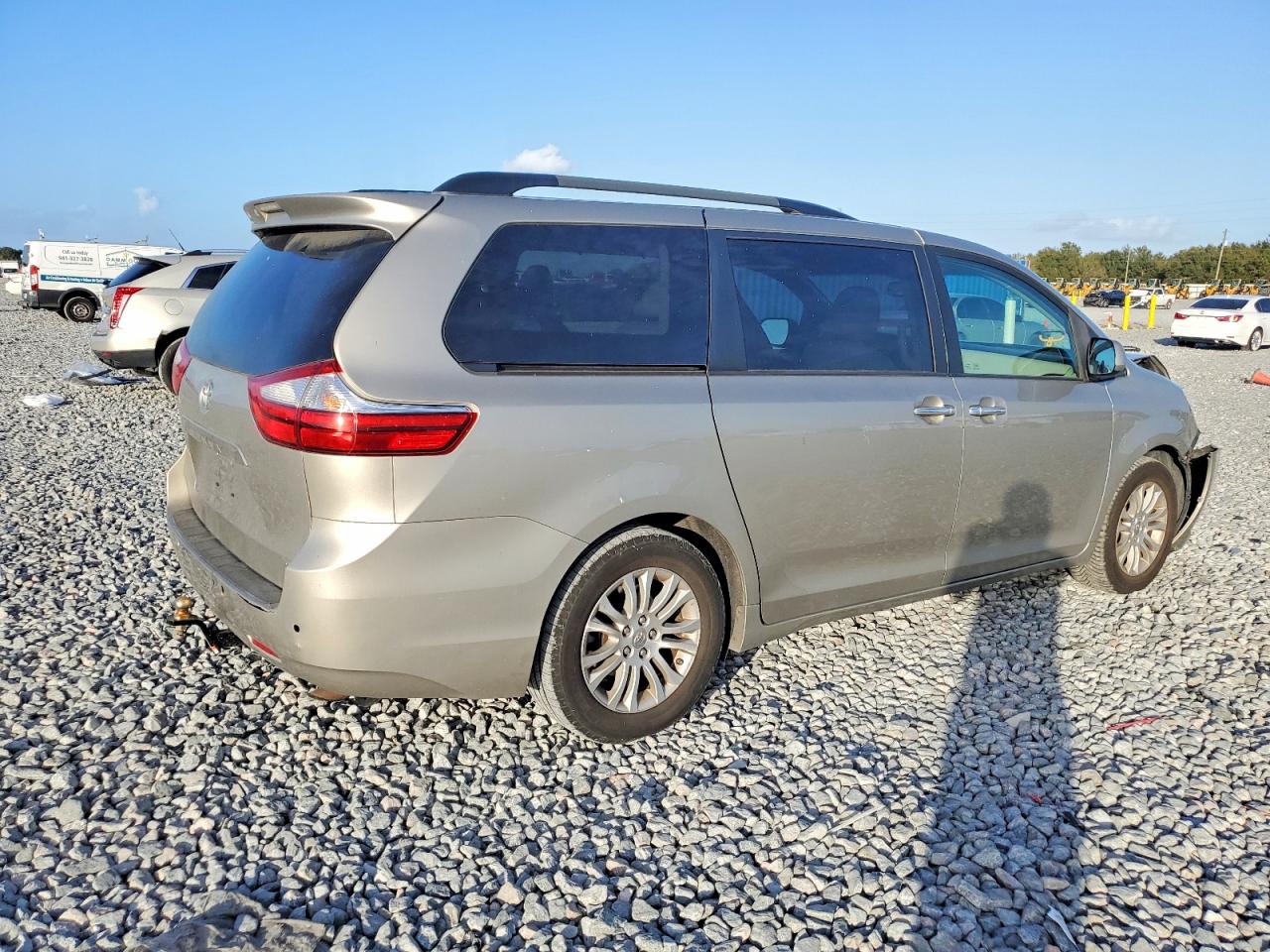 2015 TOYOTA SIENNA XLE photo 3