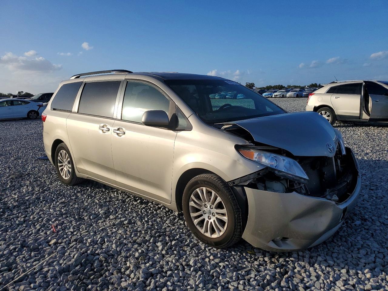 2015 TOYOTA SIENNA XLE photo 4